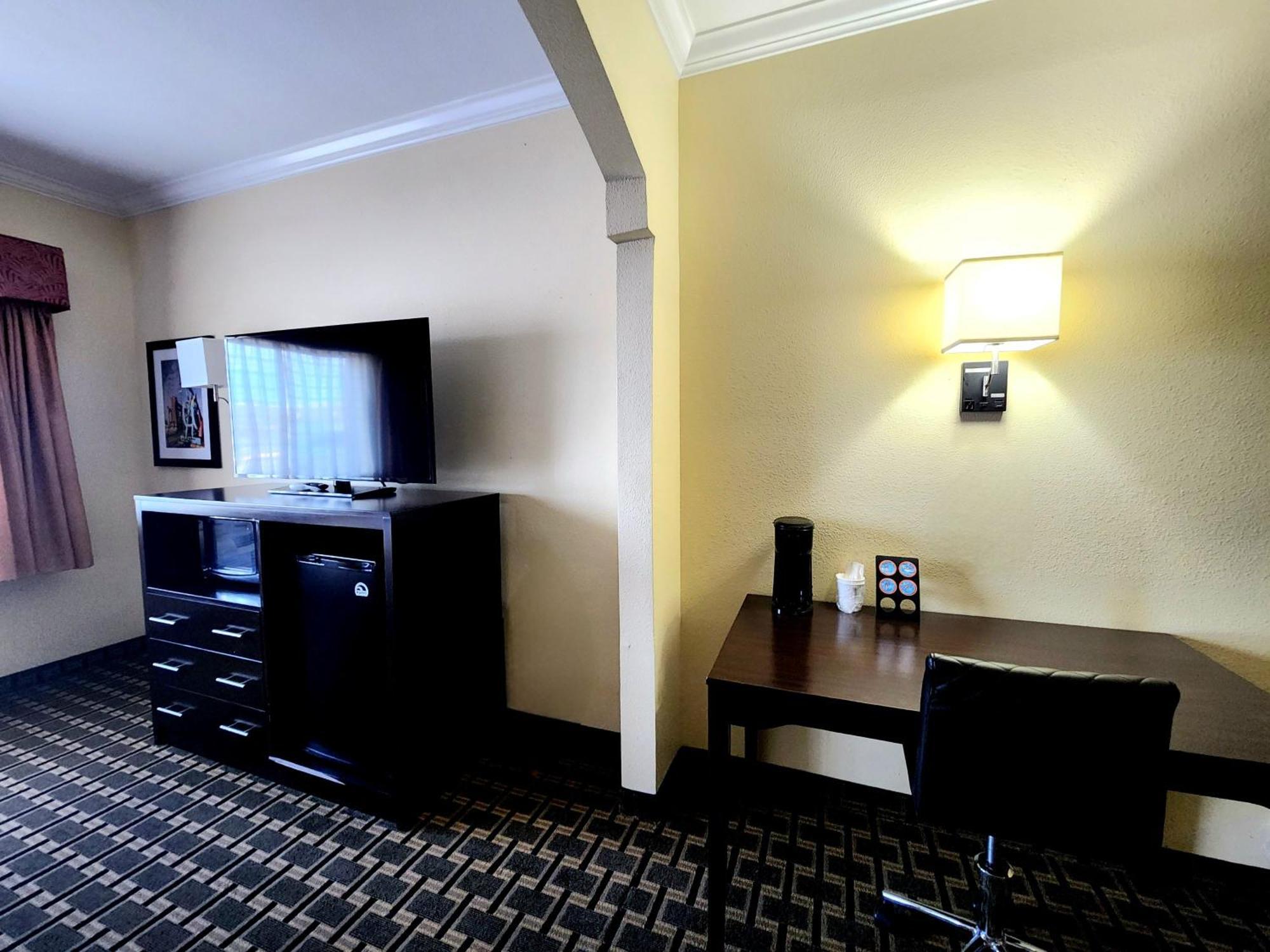 Days Inn & Suites By Wyndham Sam Houston Tollway Jersey Village Экстерьер фото