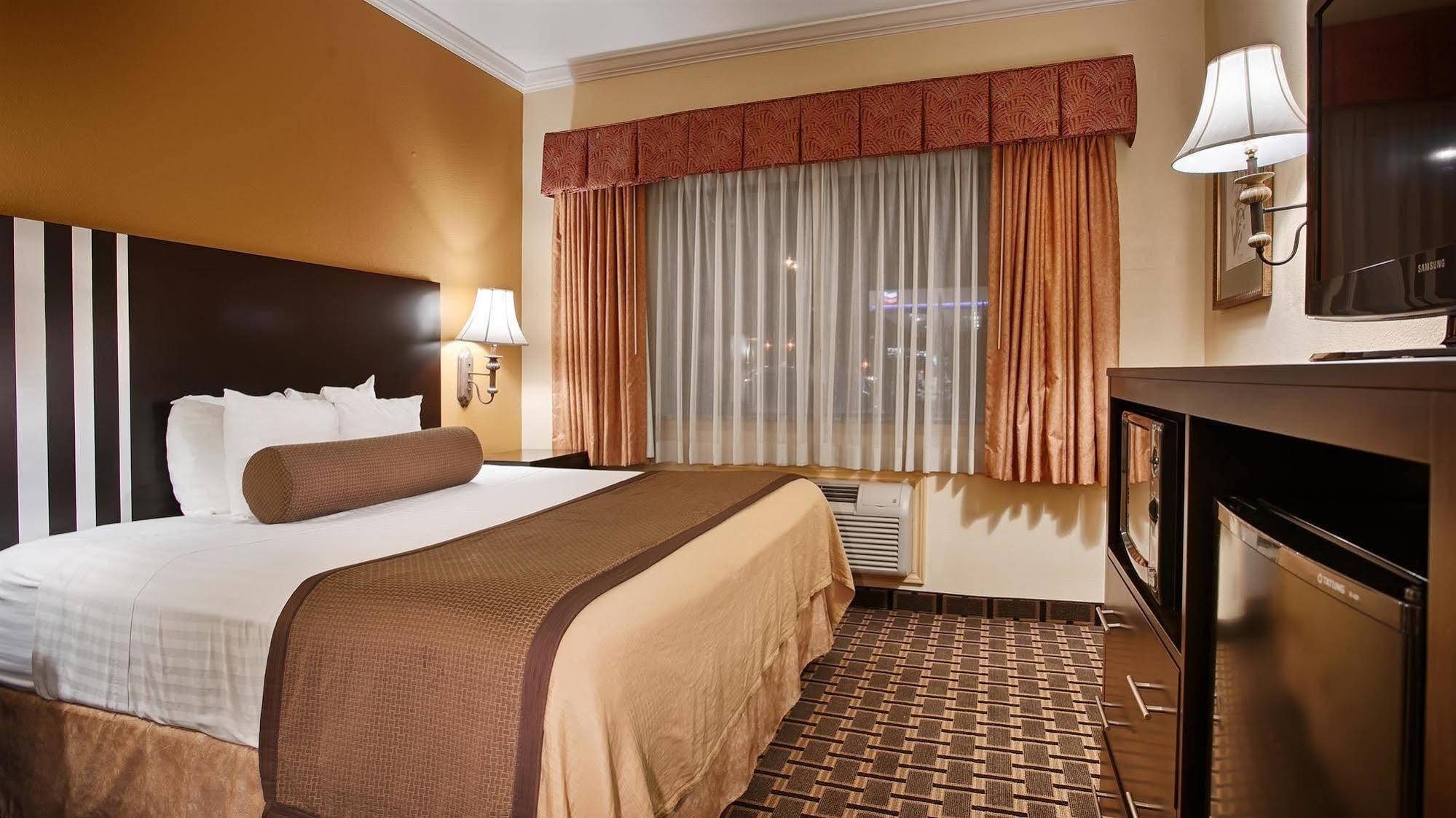 Days Inn & Suites By Wyndham Sam Houston Tollway Jersey Village Экстерьер фото
